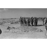 Les obsèques de deux soldats allemands enterrés dans le désert.