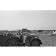 Tirs de l'artillerie britannique dans le désert de Cyrénaïque.