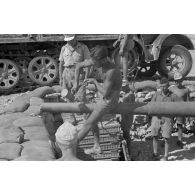 Au sein de la 2e batterie du Flak 1/33, installée au col d'Halfaya, la pulvérisation de peinture sur des canons anti-aériens de 8,8 cm