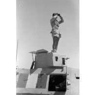 Le lieutenant italien Maira et un véhicule de reconnaissance britannique Marmon Herrington Mark I.