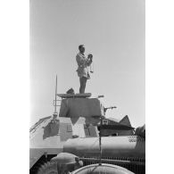 Le lieutenant italien Maira et un véhicule de reconnaissance britannique Marmon Herrington Mark I.