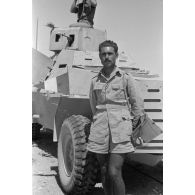 Le lieutenant italien Maira et un véhicule de reconnaissance britannique Marmon Herrington Mark I.