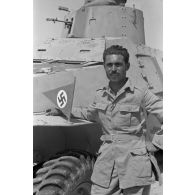 Le lieutenant italien Maira et un véhicule de reconnaissance britannique Marmon Herrington Mark I.