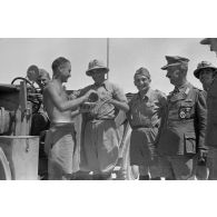 Inspection du point d'appui "Cirener" commandé par le commandant (Major) Parentevom (chef d'un bataillon du 15e régiment d'infanterie italien).