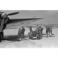 Le personnel au sol de la base (FBK) procède au nettoyage d'un bombardier Heinkel He-111.