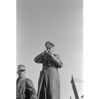 A bord de sa voiture de commandement Kfz.21 immatriculée WH 728 857, le général (General der Panzertruppe) Erwin Rommel prend des photos (Leica IIIb).