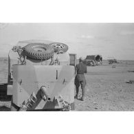 Des artilleurs allemands fouillent des tracteurs d'artillerie britanniques, on remarque un canon de 25 Ordnance QF Mk2.