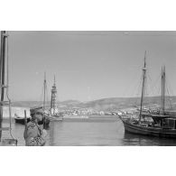 Un chasseur de montagne (Gebirgsjäger) monte la garde dans le port de Rethymnon.