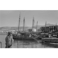 Un chasseur de montagne (Gebirgsjäger) monte la garde dans le port de Rethymnon.