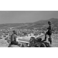 Les servants d'une pièce de 3,7 cm PaK 36/37 postés sur les hauteurs de Rethymnon.