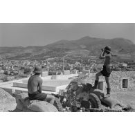 Les servants d'une pièce de 3,7 cm PaK 36/37 postés sur les hauteurs de Rethymnon.