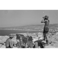 Les servants d'une pièce de 3,7 cm PaK 36/37 postés sur les hauteurs de Rethymnon.