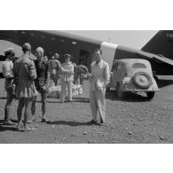 Un avion de transport italien Savoia marchetti SM79 vient se poser sur le terrain d'aviation d'Heraklion, des militaires italiens en descendent.