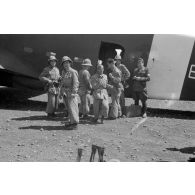 Un avion de transport italien Savoia marchetti SM79 vient se poser sur le terrain d'aviation d'Heraklion, des militaires italiens en descendent.