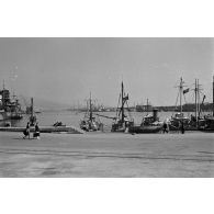 Le port de Naples, sur le gauche on aperçoit le croiseur léger Eugenio di Savoia.