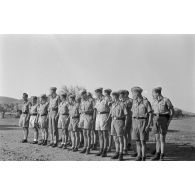 Remise d'un diplôme à un équipage du 2.(F)/Aufklärungsgruppe 123 de Junkers Ju-88 après sa 100e mission aérienne.