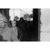 Dans les rues de Tunis, un défilé de troupes aéroportées allemandes (Fallschirmjäger) suscite l'étonnement de la population.