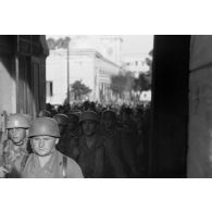 Dans les rues de Tunis, un défilé de troupes aéroportées allemandes (Fallschirmjäger) suscite l'étonnement de la population.