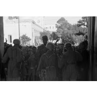 Dans les rues de Tunis, un défilé de troupes aéroportées allemandes (Fallschirmjäger) suscite l'étonnement de la population.