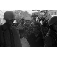 Dans les rues de Tunis, un défilé de troupes aéroportées allemandes (Fallschirmjäger) suscite l'étonnement de la population.