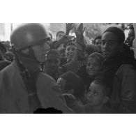 Dans les rues de Tunis, un défilé de troupes aéroportées allemandes (Fallschirmjäger) suscite l'étonnement de la population.