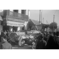 A Tunis, le dépannage d'un Sd.Kfz.234 par un camion grue Büssing NAG 500 A.