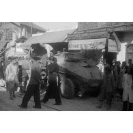 A Tunis, le dépannage d'un Sd.Kfz.234 par un camion grue Büssing NAG 500 A.