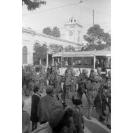 A Tunis, entouré par des enfants, un défilé de troupes aéroportées allemandes dans les rues.