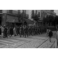 A Tunis, entouré par des enfants, un défilé de troupes aéroportées allemandes dans les rues.