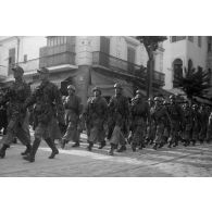 A Tunis, entouré par des enfants, un défilé de troupes aéroportées allemandes dans les rues.