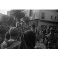 A Tunis, entouré par des enfants, un défilé de troupes aéroportées allemandes dans les rues.