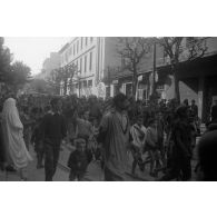 A Tunis, entouré par des enfants, un défilé de troupes aéroportées allemandes dans les rues.