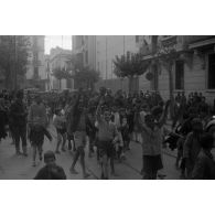 A Tunis, entouré par des enfants, un défilé de troupes aéroportées allemandes dans les rues.