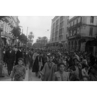 A Tunis, entouré par des enfants, un défilé de troupes aéroportées allemandes dans les rues.