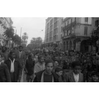 A Tunis, entouré par des enfants, un défilé de troupes aéroportées allemandes dans les rues.