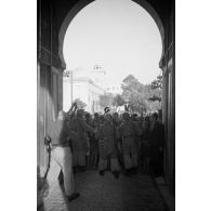 Départ d'un défilé de troupes aéroportées dans les rues de Tunis, les parachutistes quittent la caserne de la Kasbah.