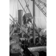 Dans le port de Tunis, un camion Opel Blitz de la Luftwaffe est déchargé.