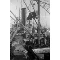 Dans le port de Tunis, un camion Opel Blitz de la Luftwaffe est déchargé.