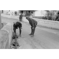 Dans un village tunisien, des mines antichars interdisent la traversée d'un pont.