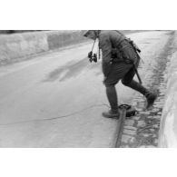 Dans un village tunisien, des mines antichars interdisent la traversée d'un pont.