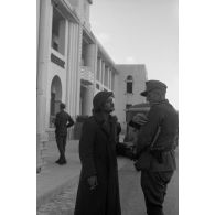 A Tunis, entretien avec des prisonniers britanniques de la 78e division d'infanterie (78.ID).