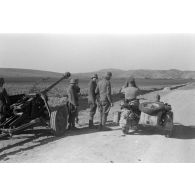 Un canon antichar 5 cm PaK 38 et un side-car d'une unité parachutiste utilisant la comète comme insigne.