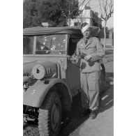 Portrait d'un sous-lieutenant (Leutnant) de la Luftwaffe au volant d'un véhicule dont le pare-brise est criblé d'impacts.