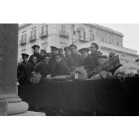 A Bizerte, des marins français capturés.