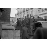 A Bizerte, des marins français capturés.