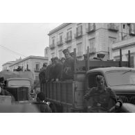 A Bizerte, des prisonniers français de la Marine nationale, de l'infanterie et de la Légion étrangère.