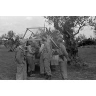 Un semi-chenillé d'un groupe de reconnaissance de la Luftwaffe et un magasin du corps (Bekleidungslager R.J. Bleschke) et le crash d'un bombardier allié.