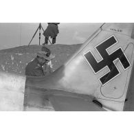 Le pilote Kurt Bühligen du jagdgeschwader (4./JG 2) présente son chasseur focke-Wulf Fw-190 au général (Generalmajor) Seidemann.