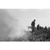 Des Tunisiens inspectent les débris d'un crash aérien, certainement un quadrimoteur américain du type B-17 ou B-24.