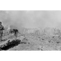 Des Tunisiens inspectent les débris d'un crash aérien, certainement un quadrimoteur américain du type B-17 ou B-24.